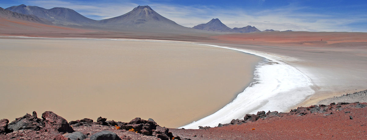Een reisgids kan je naar dit soort prachtige landschappen brengen. Dit is de Atacama woestijn