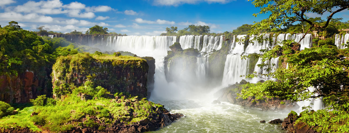 De Iguazu watervallen zijn een van de hoogtepunten van een backpackreis door Brazilië
