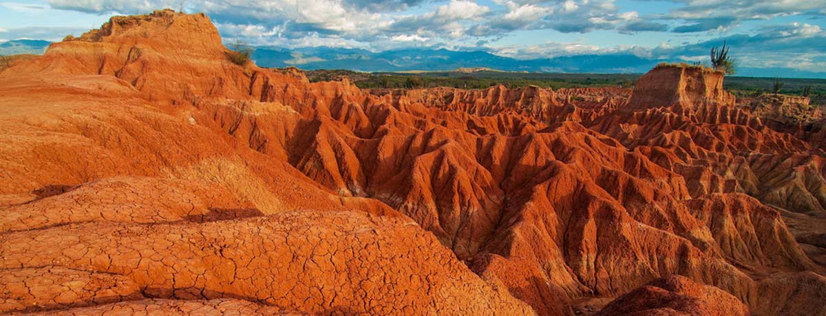 Backpacken Colombia brengt je o.a. bij de Tatacoa woestijn