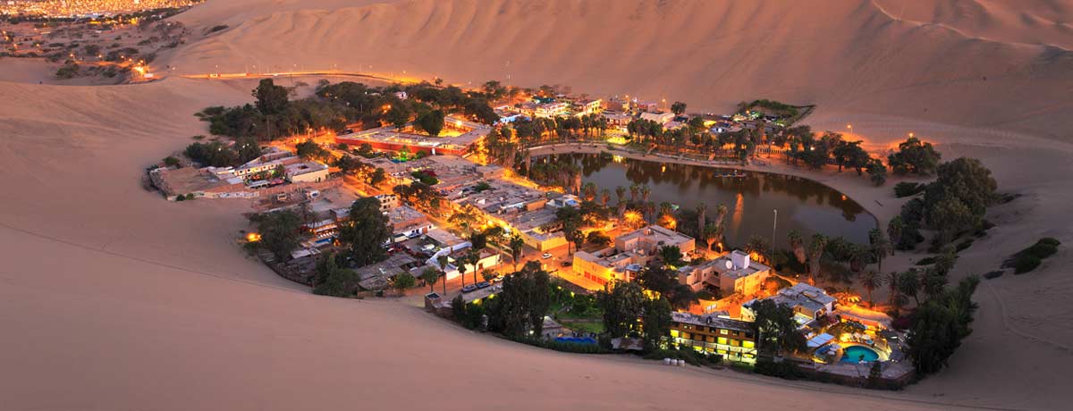 Huacachina oase in de woestijn van Peru