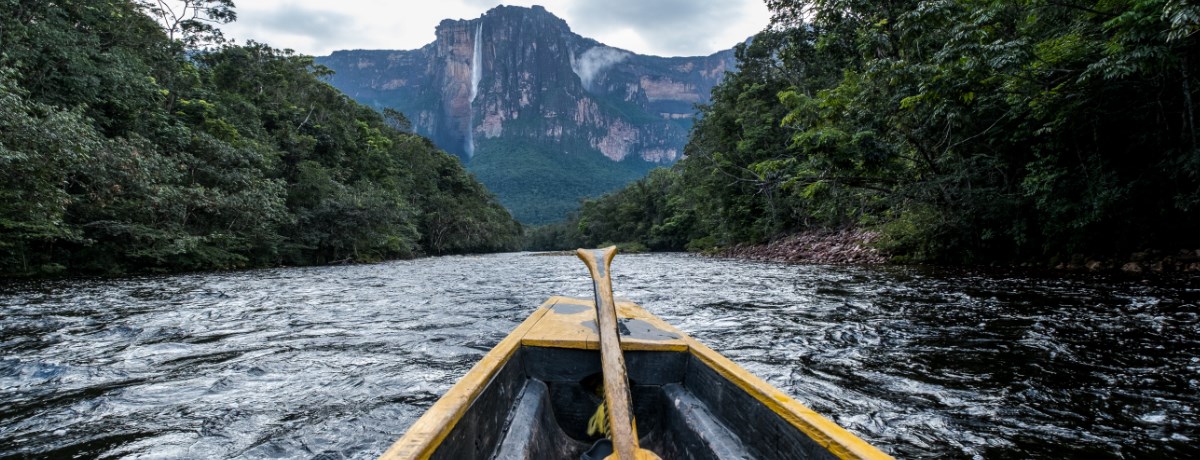 Met de boot naar de Angel Falls waterval in Canaima National Park in Venezuela