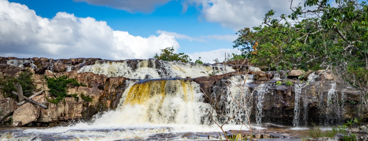 Orinduik watervallen in Guyana's regenwoud