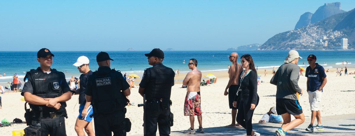 Veiligheid Brazilië. Politie agenten zijn vaak standaard aanwezig op het strand van Rio de Janeiro