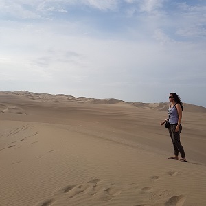 Laura in de woestijn in Peru tijdens haar backpack avontuur in Zuid-Amerika