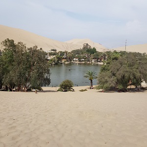 Huacachina is een oase middenin de woestijn in Peru, Zuid-Amerika