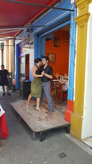 Tango dansen in de kleurrijke wijk La Boca in Buenos Aires, Argentinië