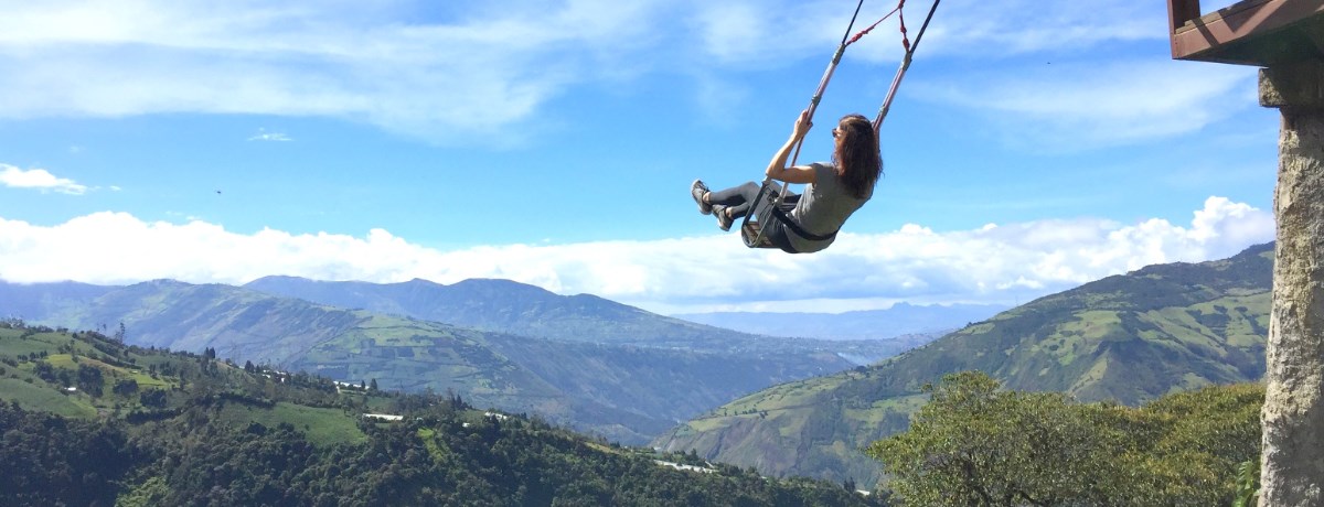 Backpacken Ecuador op de schommel in Banos