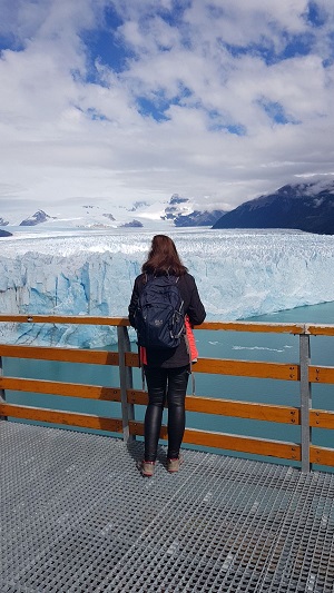 Laura bij de prachtige Perito Moreno gletsjer in het zuiden van Argentinie