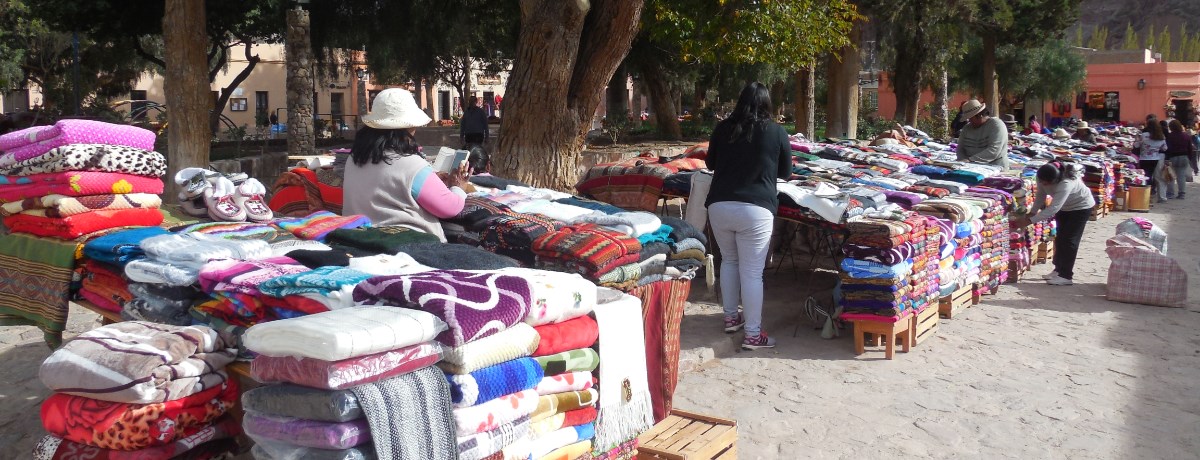 De markt in Purmamarca (woestijndorp in het Jujuy gebied in het noorden van Argentinië)