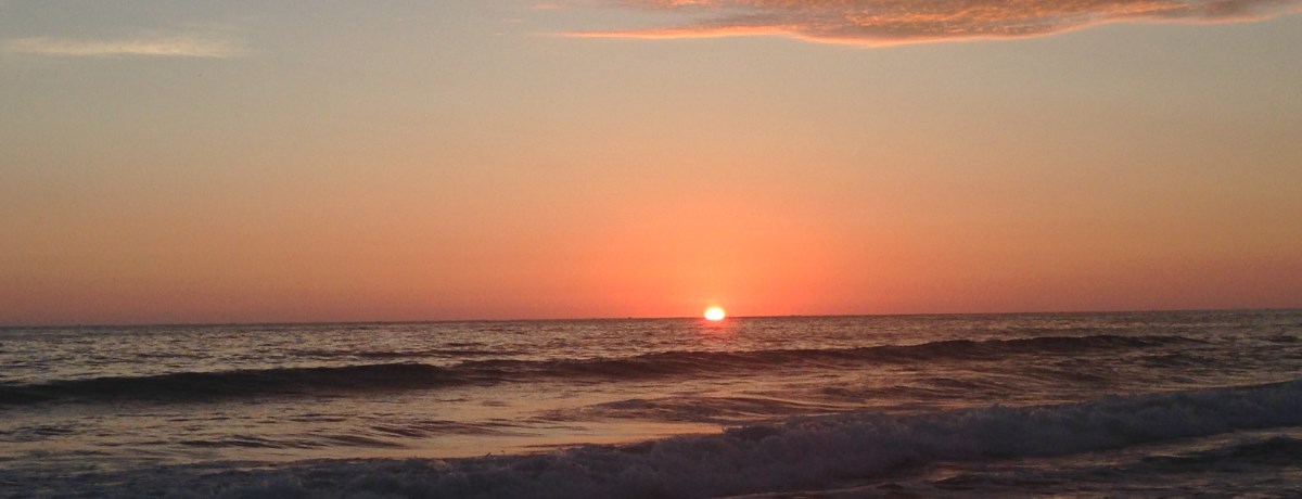 De zonsondergang in het surf stadje Montanita in Ecuador