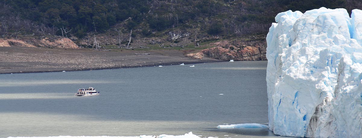 De Perito Moreno gletsjer in Argentinië met de boot bezoeken.