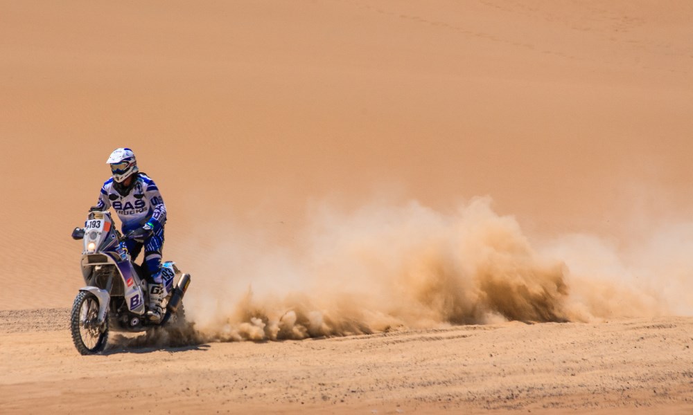 Caspar Van Heertum (NLD) rijdt hier met zijn motor tijdens de Dakar Rally in 2013 in Ica, Peru.