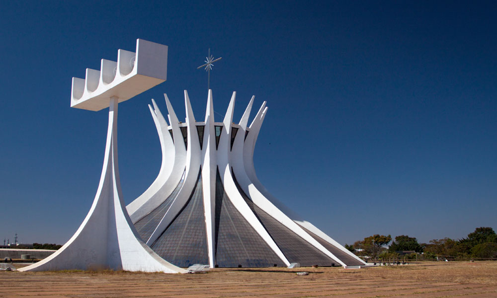 De kathedraal van Brasilia (Portugees: Catedral Metropolitana de Nossa Senhora Aparecida) is een rooms-katholieke kerk in Brasilia, ontworpen door de Braziliaanse architect Oscar Niemeyer.