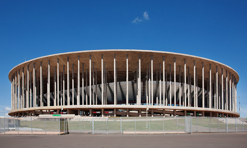 Het beroemde stadion Mane Garrincha met een heldere blauwe lucht op de achtergrond