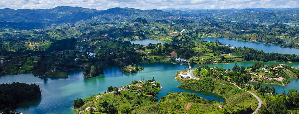 Medellin en zijn directe omgeving kent ook veel natuur, zoals dit uitzicht vanaf Guatape, dat vaak als dagtrip wordt vanuit Medellin wordt bezocht.