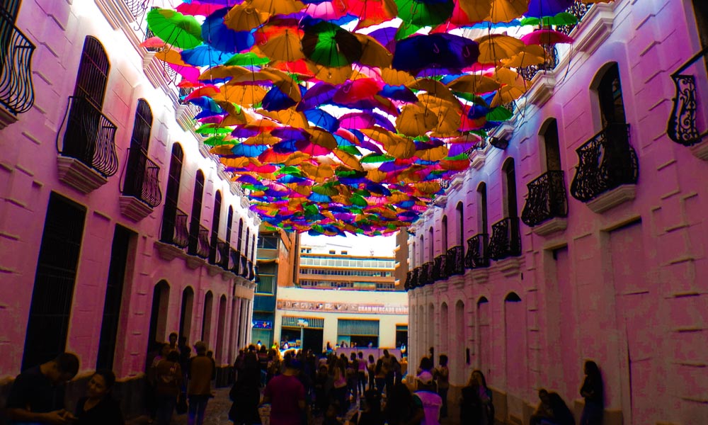 Feestelijk straatbeeld in Caracas - Reloj de Sol de San Jacinto